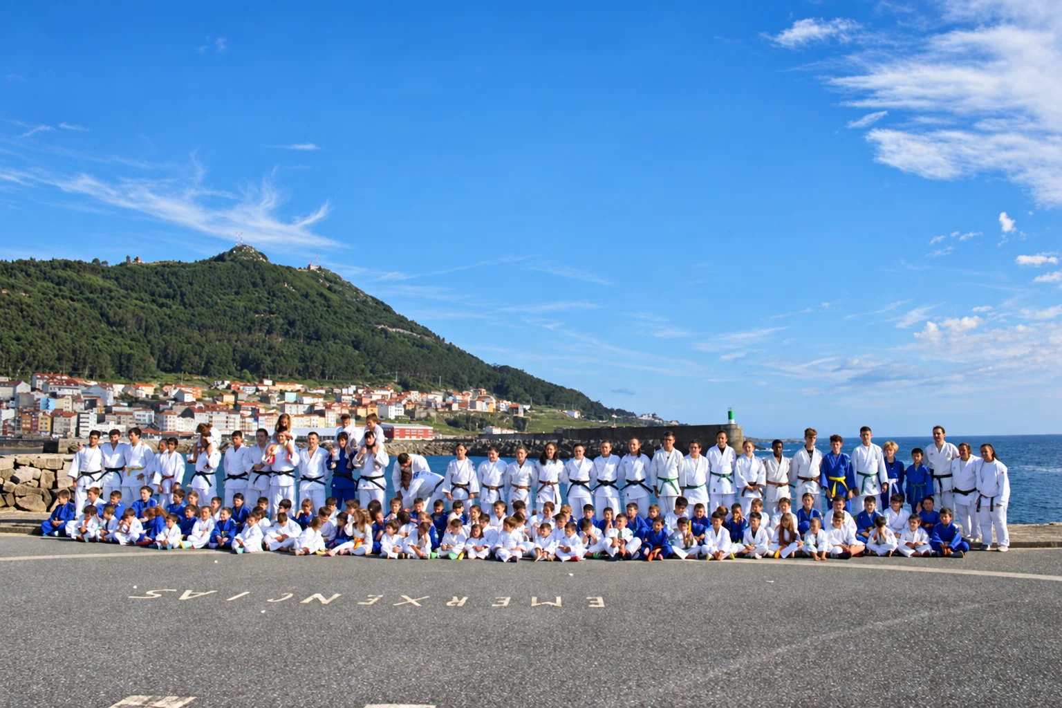 Judokas y familias del Club Deportivo Baixo Minho reunidos junto al mar en A Guarda