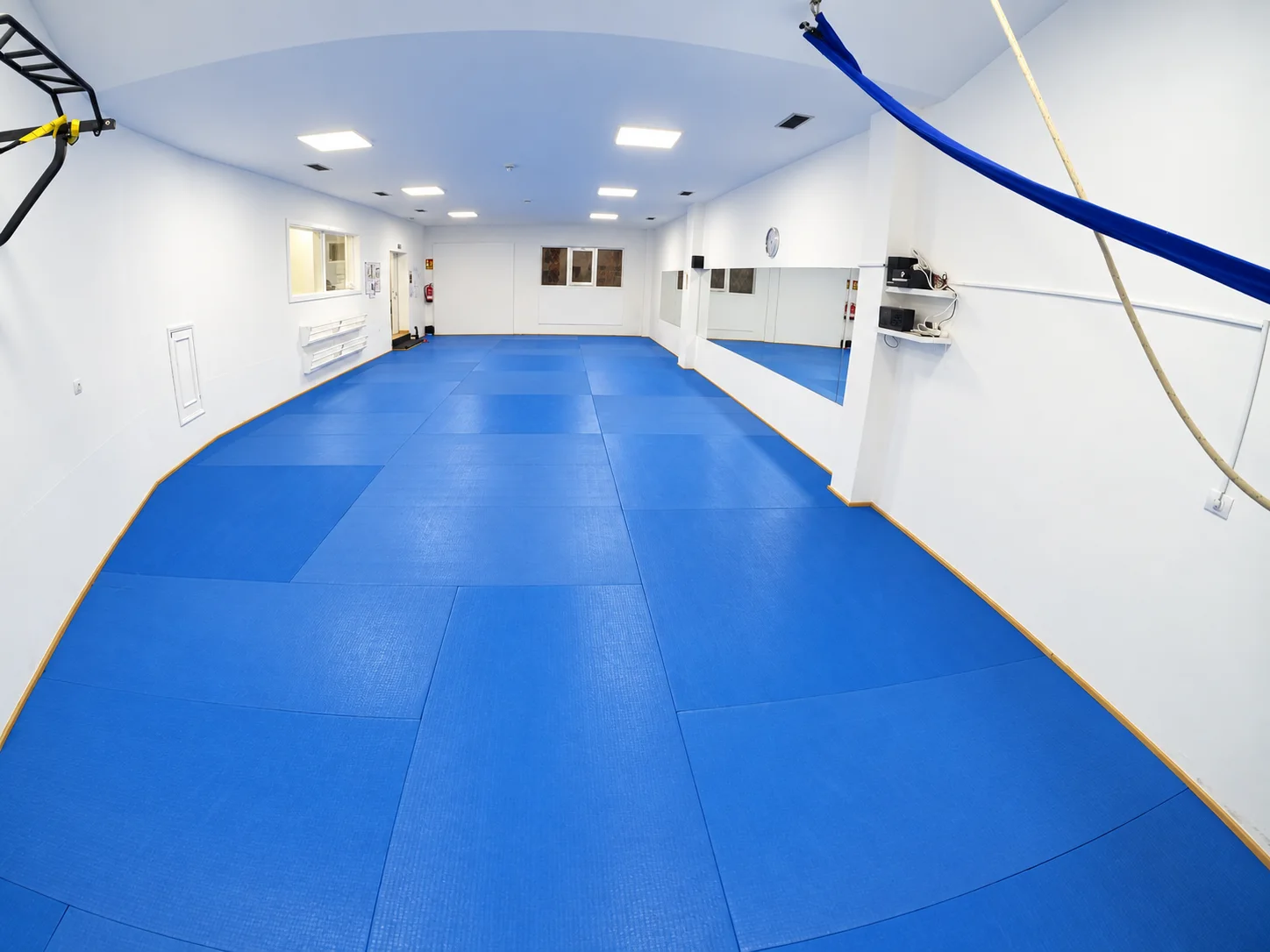 Vista del tatami azul del Club Deportivo Baixo Miño